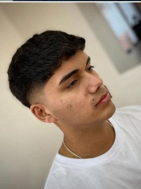 Cliente con corte clásico y barba perfilada
